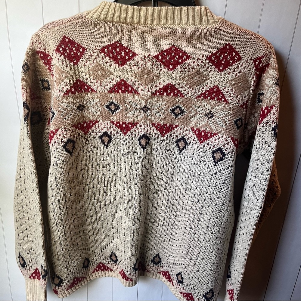 🛍️ Fair Isle Patterned Sweater Scandinavian Print in Tan and Red NWOT - Picture 2 of 4